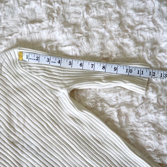 EXPRESS - V-neck zip up top ribbed half sleeve -  off white  - Size Small - Picture 5 of 9